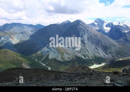 Panoramablick auf das alpine Akkem-Tal vom Karatyurek-Pass im Altai im Sommer bei sonnigem Wetter mit einem Fluss und Gletschern Stockfoto