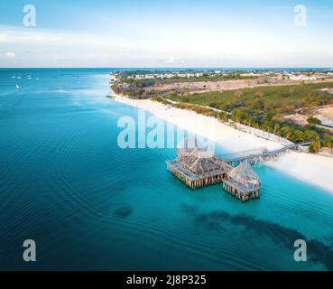 Luftaufnahme des Kendwa Strandes in Sansibar, Tansania mit Luxusresort und türkisfarbenem Meerwasser. Getöntes Bild. Stockfoto