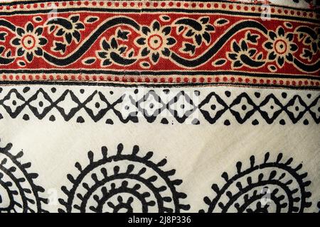 Schönes Stoffdesign. Indische Motive auf weißem und rotem Tuch. Textildesign Stockfoto
