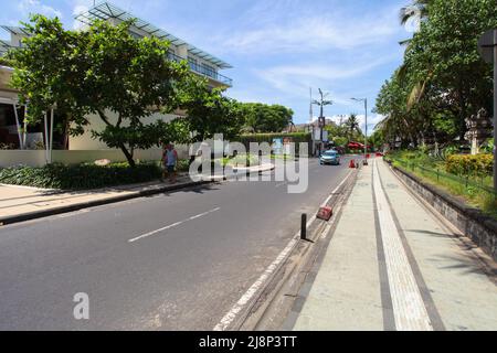 Blick auf Jalan Pantai Kuta oder die Kuta Beach Road in der Nähe des Beachwalk Shopping Centers in Kuta Bali im Jahr 2022 während der Pandemie mit wenigen Menschen. Stockfoto