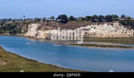 Kajaks und Kanus an einem sonnigen Frühlingstag an der Bucht von Newport Beach in Kalifornien Stockfoto