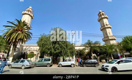 Moschee von Birkhadem.Bezirksname Birkhadem oder Bir Khadem ist eine Gemeinde in der Provinz Algier und ein Vorort der Stadt Algier im Norden Algeriens Stockfoto