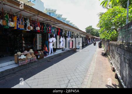 Geschäfte, die Kleidung, Kunsthandwerk und Souvenirs auf der Poppies Lane 2 in Kuta, Bali, Indonesien verkaufen. Aufgenommen im März 2022 während der Pandemie ohne Touristen. Stockfoto