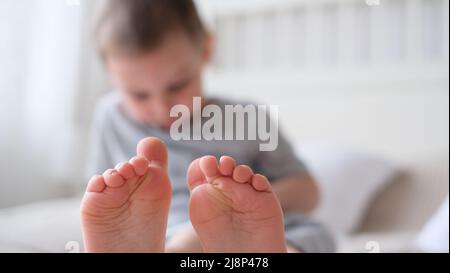 Nahaufnahme der Beine der Kinder mit den Füßen nach vorne Stockfoto