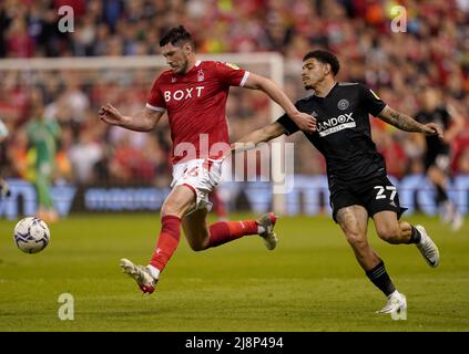 Scott McKenna von Nottingham Forest kämpft während des Play-off-Halbfinalspiels der Sky Bet Championship im City Ground in Nottingham gegen Morgan Gibbs-White von Sheffield United um den Ball. Bilddatum: Dienstag, 17. Mai 2022. Stockfoto