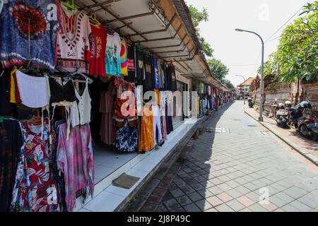 Geschäfte, die Kleidung, Kunsthandwerk und Souvenirs auf der Poppies Lane 2 in Kuta, Bali, Indonesien verkaufen. Aufgenommen im März 2022 während der Pandemie ohne Touristen. Stockfoto