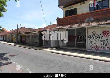 Jalan Pantai Kuta von der Kuta Beach Road während der Coronavirus-Pandemie, ohne in Sicht zu sein, in Kuta, Bali, Indonesien. Stockfoto