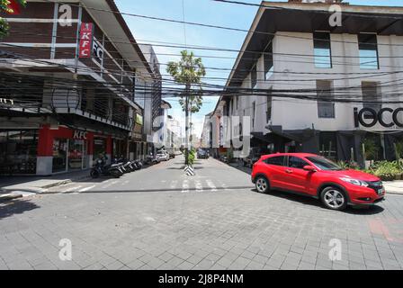 Jalan Pantai Kuta von der Kuta Beach Road während der Coronavirus-Pandemie, ohne in Sicht zu sein, in Kuta, Bali, Indonesien. Stockfoto