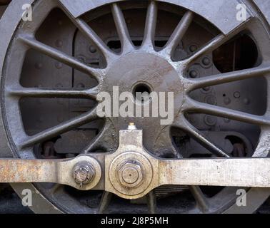 Gusseisernes Rad und Pleuelstange eines Dampftriebs Stockfoto