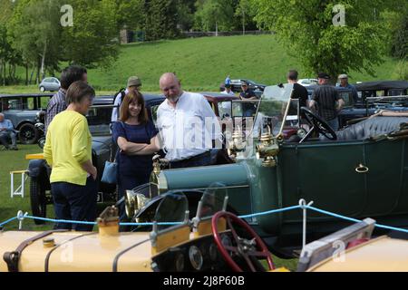 Die Austin Clubs der Vorkriegszeit bei der jährlichen Rallye des Ulster Pre-war Austin Club im Loughgall Country Park werden von vielen Menschen besucht Stockfoto