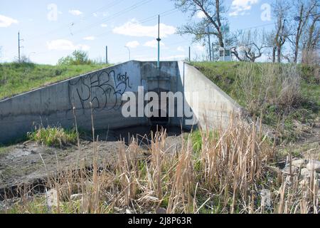 Sturmabfluss, Sturmwasser, Wasserabfluss In Den Fluss Stockfoto