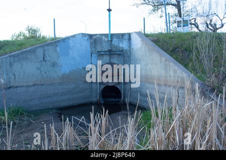 Sturmabfluss, Sturmwasser, Wasserabfluss In Den Fluss Stockfoto