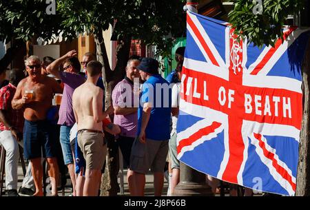 Sevilla, Spanien. 17.. Mai 2022. Rangers und Eintracht Frankfurt-Fans in Sevilla Straßen vor dem Finale der UEFA Europa League am Mittwoch zwischen Eintracht Frankfurt und den Rangers im Estadio Ramon Sanchez-Pizjuan, Sevilla. Dienstag, 17. Mai 2022. 900/Cordon Press Credit: CORDON PRESS/Alamy Live News Stockfoto