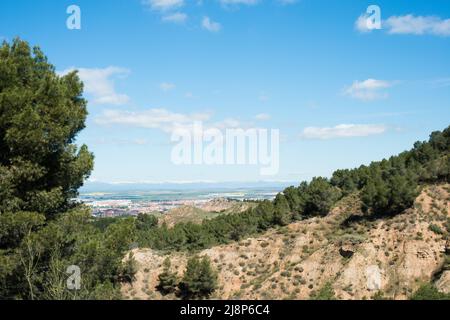 Trekking im Los Cerros Park im Frühling. Schöne Aussicht auf Alcala de Henares. Madrid. Spanien Stockfoto