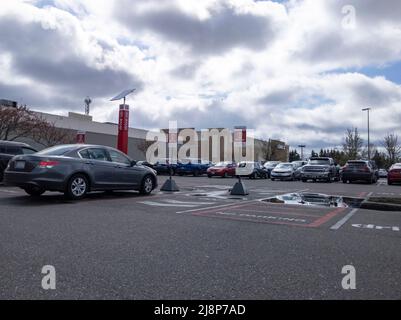 Lynnwood, WA USA - ca. März 2022: Abgewinkelte Ansicht des Parkplatzes für Online-Bestellungen in einem Target-Einzelhandel und Lebensmittelgeschäft Stockfoto