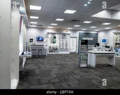 Mill Creek, WA USA - ca. Mai 2022: Blick auf das Innere eines Verizon Wireless-Einzelhandelsladens ohne Kunden Stockfoto