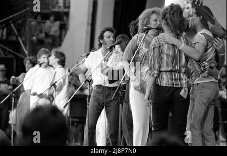 Bruce Springsteen auf der Bühne des Hollywood Bowl für das No Nukes Concert, 1981 Stockfoto