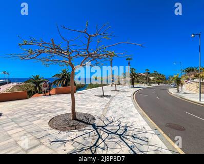Weißer Sandstrand von El Duque und Küste auf Teneriffa. Adeje Küste Kanarische Insel, Spanien Stockfoto