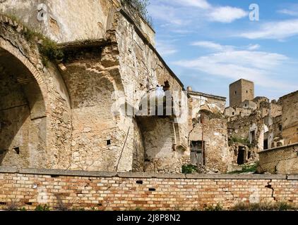 Craco (Italien) - die Ruinen der Geisterstadt zwischen den hügeligen Schluchten der Basilicata, in der Provinz Miera, durch einen Erdrutsch zerstört und verlassen Stockfoto