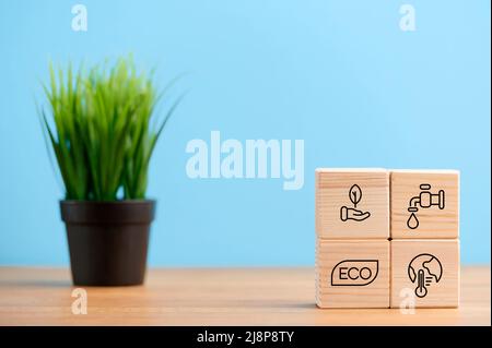 Holzblöcke mit Umweltsymbolen. Null- und CO2-neutrales Konzept. Netto-Null-Ziel für Treibhausgasemissionen. Ökologisches Konzept Stockfoto