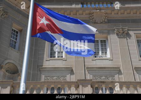 Eine kubanische Flagge ist an der Botschaft der Republik Kuba in Washington DC zu sehen. Die Vereinigten Staaten haben beschlossen, Kuba vom nächsten IX. Amerikanischen Gipfel, der vom 6. Bis 10. Juni 2022 in Los Angeles stattfinden wird, nicht einzubeziehen. Stockfoto