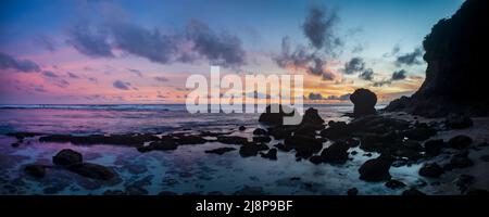 Sonnenuntergang am Strand Melasti im Süden von Bali in Indonesien Stockfoto