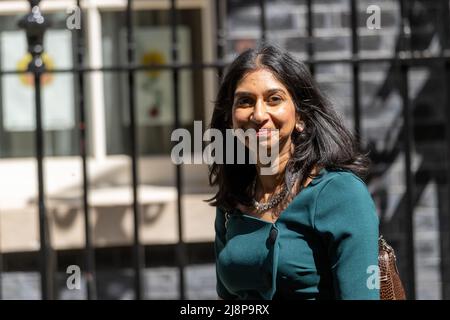 VEREINIGTES KÖNIGREICH. 17.. Mai 2022. Suella Braverman, Generalanwältin, verlässt eine Kabinettssitzung in der Downing Street 10 in London. Die Minister der britischen Regierung verlassen das wöchentliche Kabinettstreffen in der Downing Street London, 10. (Foto von Ian Davidson/SOPA Images/Sipa USA) Quelle: SIPA USA/Alamy Live News Stockfoto