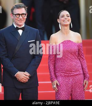 Cannes, Frankreich. 17.. Mai 2022. Der französische Schauspieler/Regisseur Michel Hazanavicious und die Schauspielerin Berenice Bejo nehmen am Dienstag, den 17. Mai 2022, an der Eröffnungszeremonie und der Premiere von Final Cut im Palais des Festivals bei den Filmfestspielen von Cannes 75., Frankreich, Teil. Foto von Rune Hellestad/ Credit: UPI/Alamy Live News Stockfoto