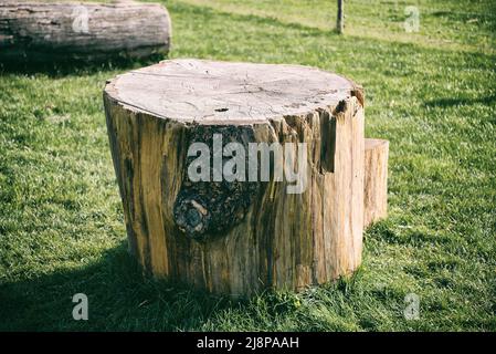 Holzlog isoliert auf üppigem Gras. . Hochwertige Fotos Stockfoto