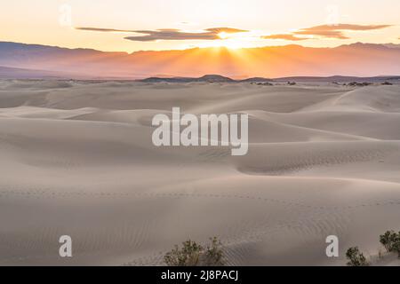 Sonnenaufgang über den Sanddünen bei Mesquite Flats im Death Valley National Park Stockfoto