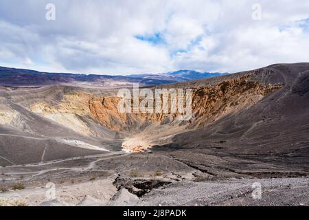 Der Ubehebe-Krater im Death Valley National Park ist der Überbleibsel eines Vulkans, der vor Hunderten von Jahren ausbrach Stockfoto