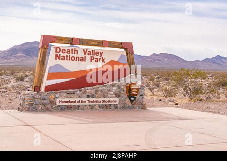 Furnace Creek, CA - 4. März 2022: Eintrittsschild zum Death Valley National Park entlang der California Route 190 Stockfoto