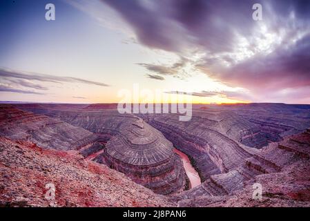 Sonnenuntergang im Goosenecks State Park in Utah am San Juan River Stockfoto