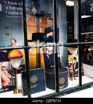 Die Fassade von Lock & Co. Hatters, dem ältesten Hutladen der Welt, in der 6 St James's St, London; ein spezielles (Sean Connery) James Bond-Fenster. Stockfoto