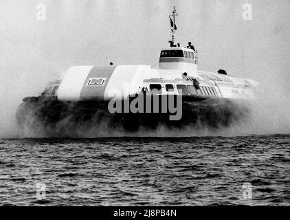 AJAXNETPHOTO. SEPTEMBER 1969. SOLENT, ENGLAND. - VOSPER VT1-001 SEMI AMPHIBISCHE HOVERCRAFT AUF SEE-STUDIEN. DAS 90 TONNEN SCHWERE LUFTKISSENFAHRZEUG, DAS IN VOSPER'S PORTCHESTER WORKS GEBAUT WURDE, KANN 10 AUTOS UND 146 PASSAGIERE ODER NUR 270 PASSAGIERE MIT EINER REICHWEITE VON 320 NMILES BEI EINER GESCHWINDIGKEIT VON 40KNOTS BEFÖRDERN. FOTO: JONATHAN EASTLAND/AJAX REF:356946 21A 4 Stockfoto