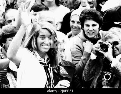 AJAXNETPHOTO. 8TH. JUNI 1978. DARTMOUTH, ENGLAND. - UMRUNDUNG MIT EINER HAND - DIE 29-JÄHRIGE NAOMI JAMES (GBR) KOMMT IN DARTMOUTH AN, UM DIE ERSTE SOLO-SEEMANNIN ZU WERDEN, DIE EINE 10-MONATIGE UMRUNDUNG AN BORD DES 58FT-CUTTER EXPRESS CRUSADER MACHT FOTO : JONATHAN EASTLAND/AJAX REF:PEO JAMES 1978 2 Stockfoto