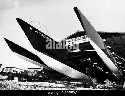 AJAXNETPHOTO. 20TH. JUNI 1975. PORTCHESTER, ENGLAND. - GIGANTISCHER TRIMARAN ENTSTEHT - DER 80FT FÜR CHAY BLYTH GEBAUTE UND ZU EINEM ANGEBLICH UNGEFÄHREN PREIS VON £160.000 VON 'UNION' JACK HAYWARD BEI WICORMARINE IN PORTCHESTER GESPONSERTE TRIMARAN GREAT BRITAIN III, DER KURZ VOR DEM START STEHT. YACHT WURDE GEBAUT, UM AM WHITBREAD RNSA MULTIHULL-RENNEN VON PORTSMOUTH AB DEM 1ST. NOVEMBER 1975 TEILZUNEHMEN. RENNEN WURDE ANSCHLIESSEND VERSCHROTTET. YACHT WURDE DISQUE D'OR II UND FUHR UNTER SCHWEIZER FLAGGE BEI DER ROUTE DU RHUM VON PIERRE FEHLMANN 1978. FOTO: JONATHAN EASTLAND/AJAX REF:75206 1 69 Stockfoto