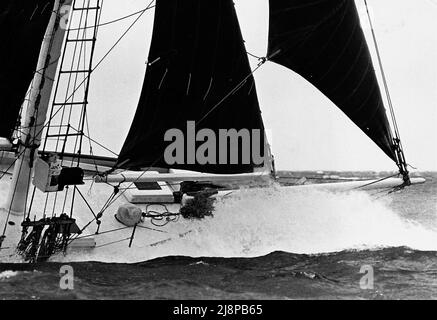 AJAXNETPHOTO. 16TH. SEPTEMBER 1977. SOLENT, ENGLAND. - OLD GAFFERS RACE - DIE YACHT VENUS, DIE VON PAUL ERLING JOHNSON ENTWORFEN UND GEBAUT WURDE, BEI SCHWEREM WETTER WÄHREND DES JÄHRLICHEN SOLENT CLASSIC RACE FÜR GAFF RIGGED YACHTEN. DIE YACHT WURDE SPÄTER VOR DER AUSTRALISCHEN NORDKÜSTE VERLOREN.FOTO:JONATHAN EASTLAND/AJAX REF:771609 58 Stockfoto