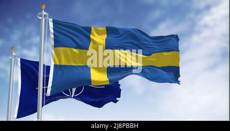 Stockholm, Schweden, Mai 2022: Die Nationalflagge Finnlands winkt mit der Flagge der NATO. 2022 bat Schweden nach Jahrzehnten des Neutr um einen Beitritt zur NATO Stockfoto