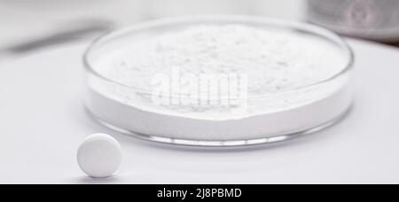 Acetylsalicylsäure im Labor, Petrischale mit chemischen Komponenten für die Aspirin-Zubereitung, Kopfschmerzen Medizin Stockfoto