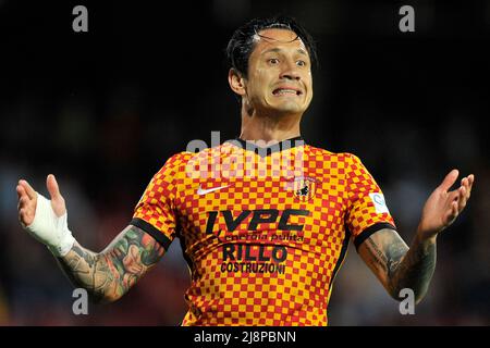 Benevento, Italien. 17.. Mai 2022. Gianluca Lapadula Spieler von Benevento, während der ersten Etappe Spiel der Serie B Playoffs zwischen Benevento vs Pisa Endergebnis, Benevento 1, Pisa 0, Spiel im Ciro Vigorito Stadion gespielt. Benevnto, Italien, 17. Mai 2022. (Foto von Vincenzo Izzo/Sipa USA) Quelle: SIPA USA/Alamy Live News Stockfoto