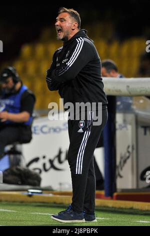 Benevento, Italien. 17.. Mai 2022. Luca D'angelo Trainer von Pisa, während der ersten Etappe Spiel der Serie B Playoffs zwischen Benevento vs Pisa Endergebnis, Benevento 1, Pisa 0, Spiel im Ciro Vigorito Stadion gespielt. Benevnto, Italien, 17. Mai 2022. (Foto von Vincenzo Izzo/Sipa USA) Quelle: SIPA USA/Alamy Live News Stockfoto