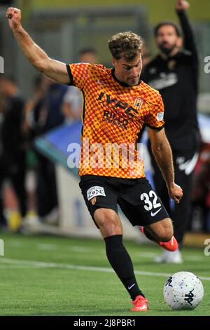 Benevento, Italien. 17.. Mai 2022. Edoardo Masciangelo Spieler von Benevento, während der ersten Etappe Spiel der Serie B Playoffs zwischen Benevento gegen Pisa Endergebnis, Benevento 1, Pisa 0, Spiel im Ciro Vigorito Stadion gespielt. Benevnto, Italien, 17. Mai 2022. (Foto von Vincenzo Izzo/Sipa USA) Quelle: SIPA USA/Alamy Live News Stockfoto