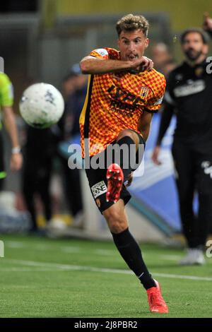 Benevento, Italien. 17.. Mai 2022. Edoardo Masciangelo Spieler von Benevento, während der ersten Etappe Spiel der Serie B Playoffs zwischen Benevento gegen Pisa Endergebnis, Benevento 1, Pisa 0, Spiel im Ciro Vigorito Stadion gespielt. Benevnto, Italien, 17. Mai 2022. (Foto von Vincenzo Izzo/Sipa USA) Quelle: SIPA USA/Alamy Live News Stockfoto