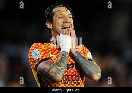 Benevento, Italien. 17.. Mai 2022. Gianluca Lapadula Spieler von Benevento, während der ersten Etappe Spiel der Serie B Playoffs zwischen Benevento vs Pisa Endergebnis, Benevento 1, Pisa 0, Spiel im Ciro Vigorito Stadion gespielt. Benevnto, Italien, 17. Mai 2022. (Foto von Vincenzo Izzo/Sipa USA) Quelle: SIPA USA/Alamy Live News Stockfoto