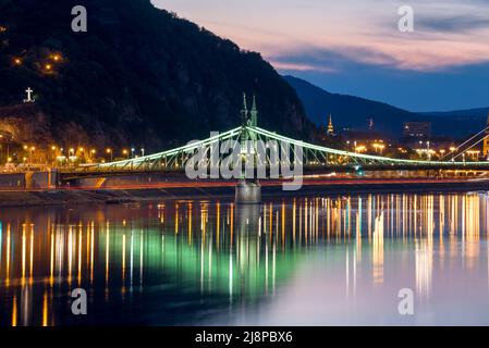 Freiheitsbrücke in Budapest bei Nacht Stockfoto