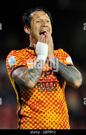 Benevento, Italien. 17.. Mai 2022. Gianluca Lapadula Spieler von Benevento, während der ersten Etappe Spiel der Serie B Playoffs zwischen Benevento vs Pisa Endergebnis, Benevento 1, Pisa 0, Spiel im Ciro Vigorito Stadion gespielt. Benevnto, Italien, 17. Mai 2022. (Foto von Vincenzo Izzo/Sipa USA) Quelle: SIPA USA/Alamy Live News Stockfoto