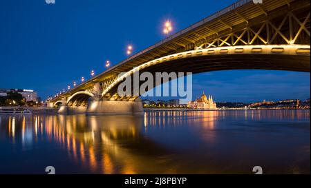 Margaretenbrücke in Budapest bei Nacht Stockfoto