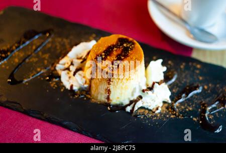 Pudding Dessert Flan mit Karamellsauce und Schlagsahne Stockfoto