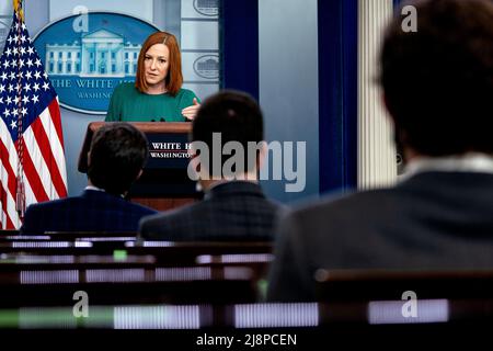 -Washington, DC - 20210427 - Jen Psaki, Pressesprecherin des Weißen Hauses, spricht während einer Pressekonferenz im James S. Brady Press Briefing Room im Weißen Haus in Washington, D.C., USA, am Dienstag, den 27. April, 2021. Vollständig geimpfte Amerikaner können bei der Ausübung, beim Essen und bei der Geselligkeit im Freien in kleinen Gruppen entlarvt werden, sagten Bundesgesundheitsbeamte heute, und können sich im Haus mit anderen vollständig geimpften Menschen und Familienmitgliedern ohne Masken oder soziale Distanzierung versammeln. -IM BILD: Pressesprecher des Weißen Hauses Jen Psaki -FOTO: POOL/CNP/startraksphoto.com -042721 Psaki-Briefing-Pool 004 Stockfoto